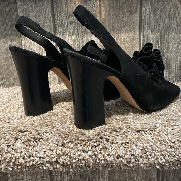 Vince Camuto Size 10 Jenny black peep toe suede ruffle sling backs - Picture 6 of 7